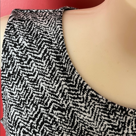 Like new Banana Republic black and white Monochrome Sleeveless Top - Picture 3 of 10
